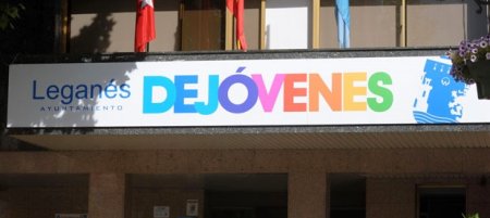 Entrada de la oficina Dejóvenes, en Leganés