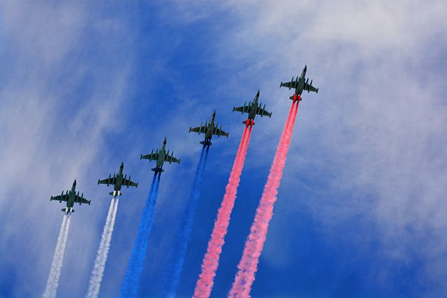 Exhibición aérea desfile del Día de la Victoria 2015. ProtoplasmaKid / CC BY-SA (https://creativecommons.org/licenses/by-sa/4.0)