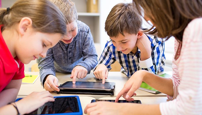 Niños usando unas tablets