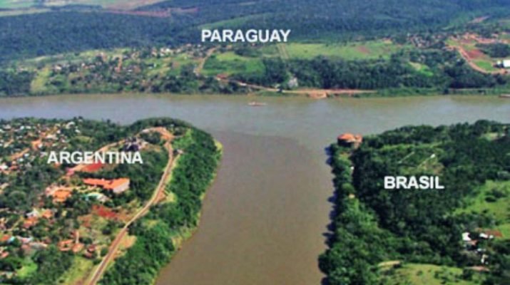 Río con tres zonas de tierra separadas