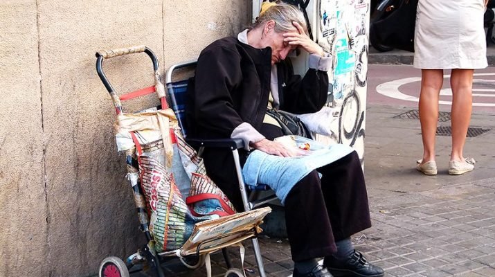 Persona pidiendo en la calle