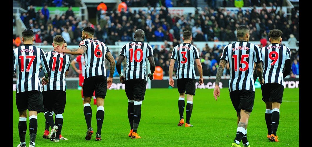 Plantilla del Newcastle F.C. durante un partido esta