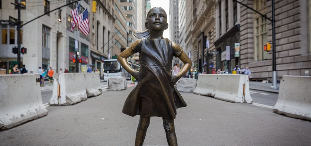 Estatua de una niña frente al toro de Wall Street