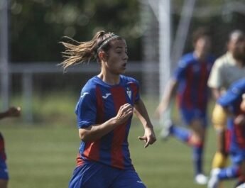 Ane Campos, jugadora del Eibar, disputando un partido.