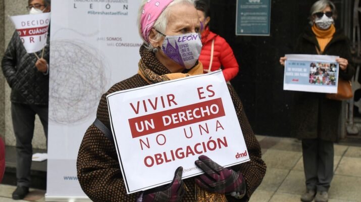 Ascensión Cambrón, presidenta de la asociación DMD en León sujeta una pancarta en una manifestación a favor de la eutanasia