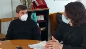 Padre Gabriel y Pedro García sentados alrededor de una mesa durante la entrevista