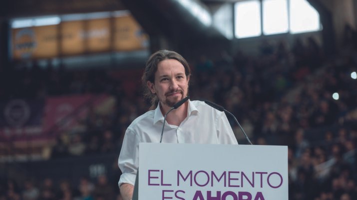 Pablo Iglesias, líder de Unida Podemos, frente a un atril dando un discurso.