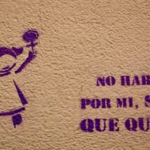 Pintura feminista donde se ve a una niña y la frase "no hables por mi, se lo que quiero"