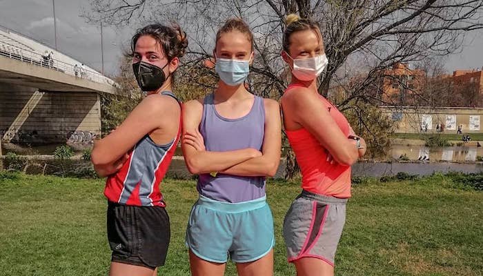 Antía Chamosa junto a grandes atletas como Julia Takacs durante una preparación en Barcelona