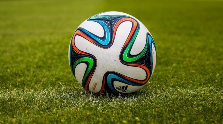 En la imagen aparece un balon de futbol en un campo de futbol. En el sueño hay cesped verde