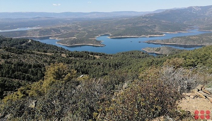 Vista del lago desde el pico de Cancho de Cabeza