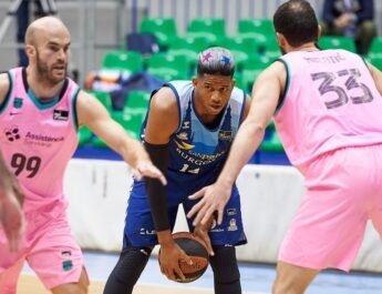 El jugador del Hereda San Pablo Burgos, Jasiel Rivero frente a los jugadores del Barça, el base Calathes y Mirotic