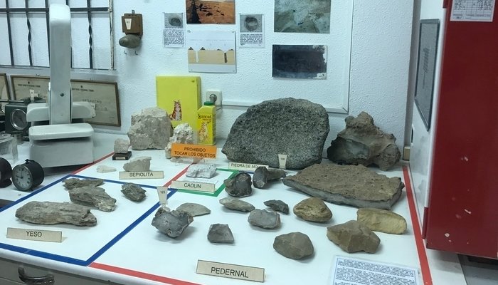 Exposición de piedras y minerales en el museo de la asociación Vicus Albus