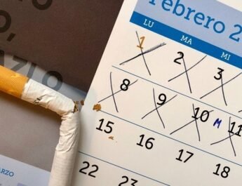 Calendario febrero 2021 con 11 días tachados con una X. En medio, un cigarro partido a la mitad.