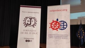 Roll up de los Organizadores, a la izquierda roll up de las Jornadas de Relaciones Internacionales, a la derecha del Colegio de Politólogos