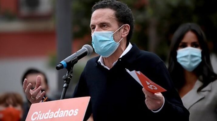 Edmundo Bal con mascarilla dando un discurso electoral en la plaza de Lavapiés en Madrid