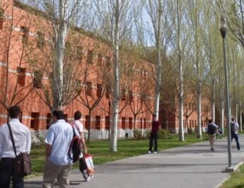 Imagen de la fachada del aulario de Vicálvaro de la Universidad Rey Juan Carlos