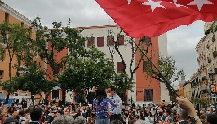 Ignacio Aguado y Begoña Villacís en un mitin de Ciudadanos rodeados de personas