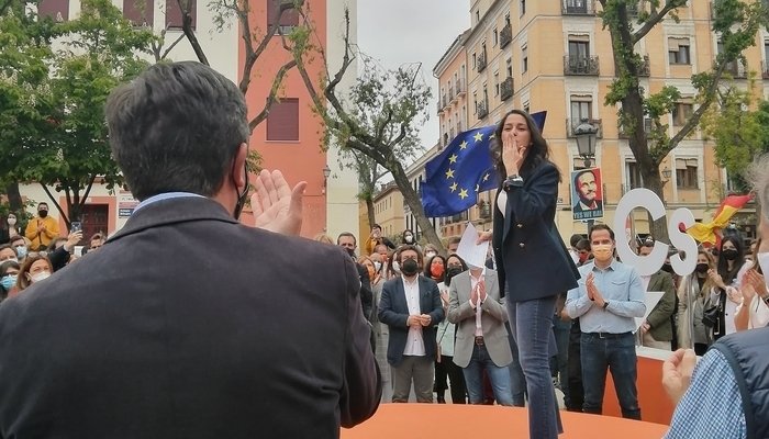 Inés Arrimadas en un mítin político rodeada de personas