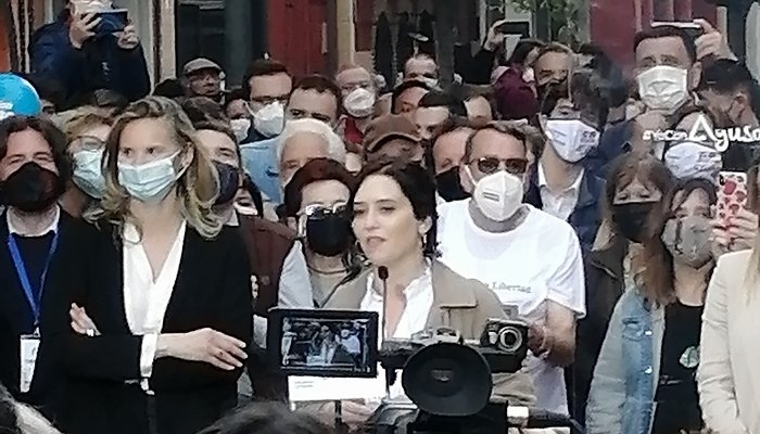 Isabel Díaz Ayuso, candidata por el Partido Popular a las elecciones madrileñas, rodeada de micrófonos