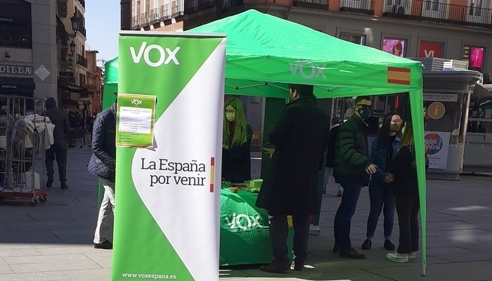 Mesa informativa de Vox donde aparece propaganda del partido