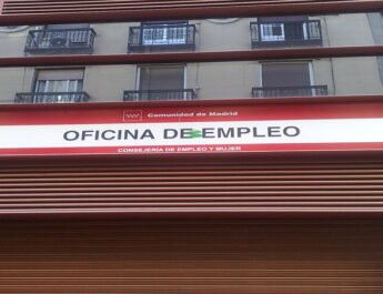 En la imagen aparece el cartel de la puerta de la Oficina de empleo al que le han pintado una "s" quedando así como oficina desempleo.