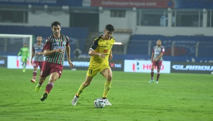 Edu García jugando al fútbol en la India