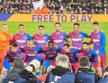 La prensa saca fotografías al equipo FC Barcelona en el Camp Nou repleto de espectadores