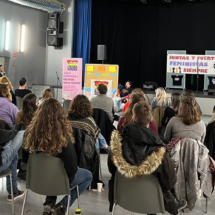 Mujeres sentadas en Jornadas feministas de Parla