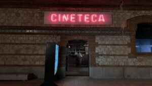 Entrada de la Cineteca con el nombre con luz roja