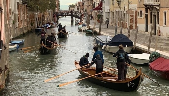 Tres embarcaciones surcando un canal de Venecia