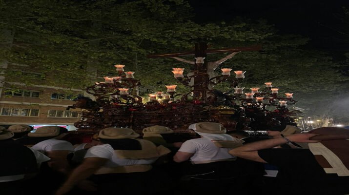 Costaleros cargando la imagen de Cristo en la cruz en Semana Santa