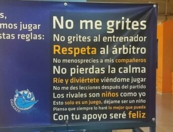 Cartel que pide a los padres más respecto