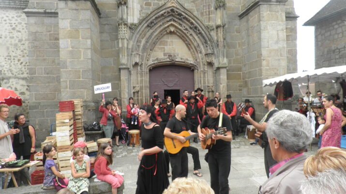 Espectáculo musical de folclore celebrado a las puertas de una iglesia