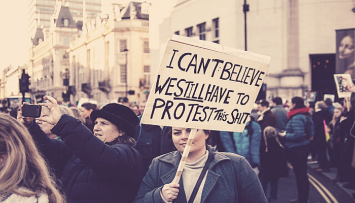 Mujer portando pancarta en manifestación feminista