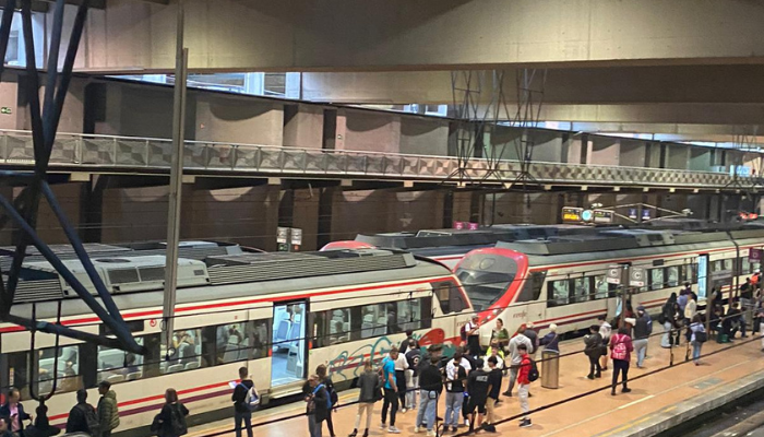 Un tren llega a Atocha, donde explotó la primera bomba.