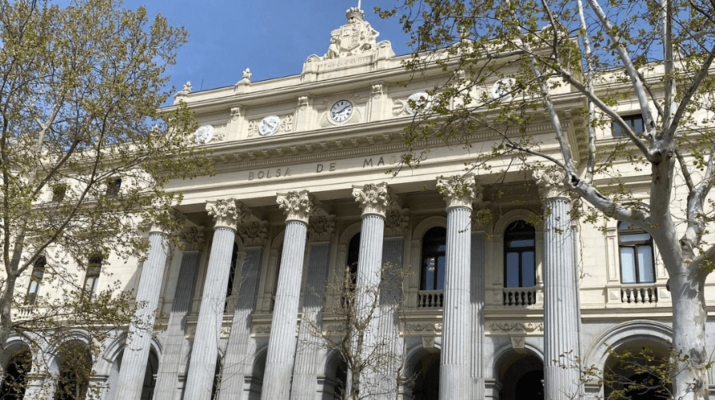 Fotografía de la fachada de la Bolsa de España (Madrid), realizada un día soleado
