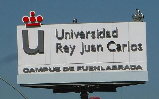 Cartel del Campus de Fuenlabrada de la Universidad Rey Juan Carlos en la mañana