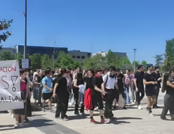 Grupo de estudiantes de Danza de la Universidad Rey Juan Carlos manifestándose en el campus de Fuenlabrada. En la parte izquierda hay una pancarta en la que pone "Por una educación en Artes digna y de calidad"