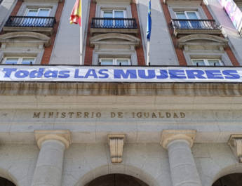 Plano contrapicado de la fachada del Ministerio de Igualdad de España en Madrid