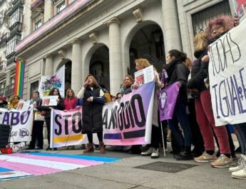 Concentración de personas trans con banderas en tonos rosas y celestes pastel y Mar Cambrollé, la representante de la Asociación de Transexuales de Andalucía- Sylvia Rivera, en el centro pronunciando un discurso en la Madrid, a 9 de enero de 2024.