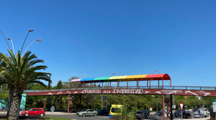 Puente con los colores del colectivo LGTBI en Fuenlabrada