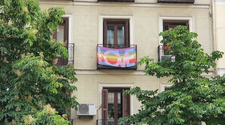 Bandera gay y transexual con la palabra "LOVE"