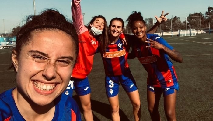 Selfie de jugadoras del Eibar en el campo